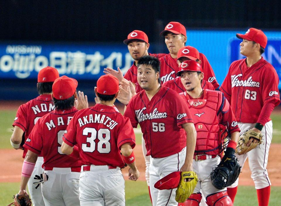 ９回をピシャリと抑えナインとタッチする中崎（中央）＝横浜スタジアム（撮影・園田高夫）