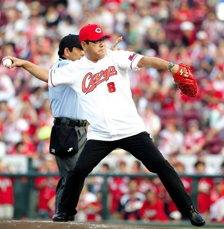 始球式を務めた山本浩二氏＝マツダ（撮影・保田叔久）