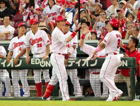 ３回、左犠飛を放ち生還した広島・丸（右）を出迎える新井＝マツダ（撮影・保田叔久）