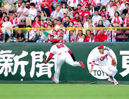 　３回、大和の打球を捕り損ねるロサリオ（左）＝撮影・出月俊成