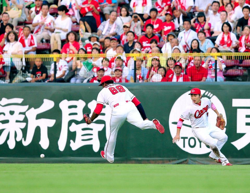 　３回、大和の打球を捕り損ねるロサリオ（左）＝撮影・出月俊成