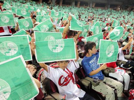 　５回終了後に球場を緑色に染めるカープファン