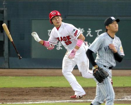 ３回広島無死、左越えへソロを放つ広島・丸佳浩。投手・阪神・岩貞祐太