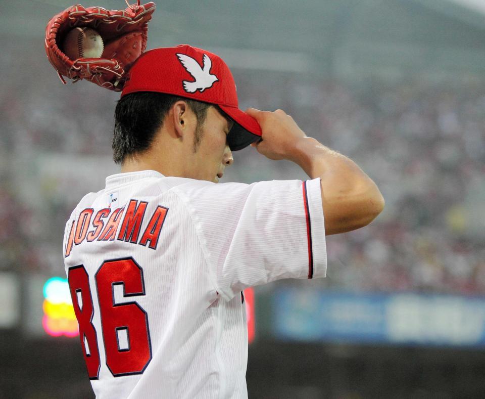 　ハトがあしらわれた帽子に手を伸ばす薮田（撮影・出月俊成）