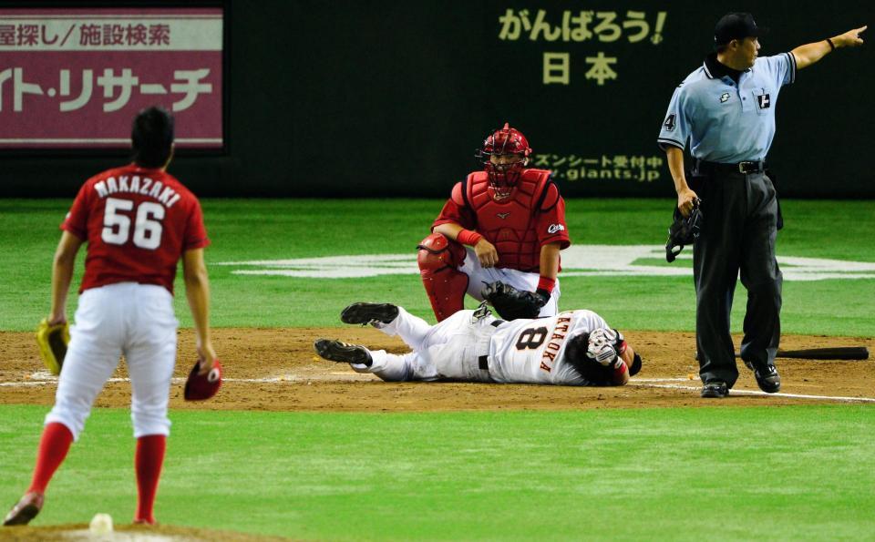 延長１２回巨人無死、中崎から頭部に死球を受け倒れ込む巨人・片岡治大＝東京ドーム（撮影・村中拓久）