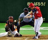 ３回広島１死、中前打を放つ広島・前田健太＝東京ドーム（撮影・村中拓久）