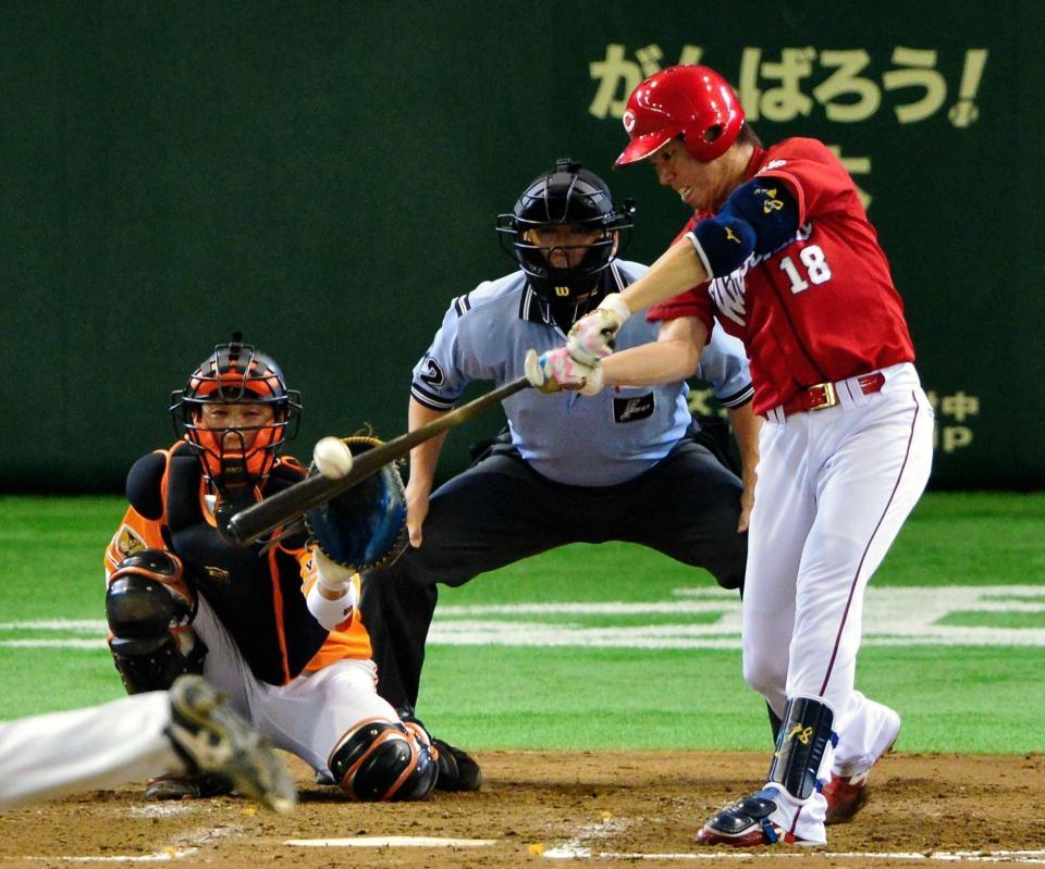 ３回広島１死、中前打を放つ広島・前田健太＝東京ドーム（撮影・村中拓久）