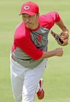 登板へ向け、キャッチボールで調整する黒田（撮影・出月俊成）