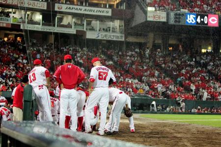 　無得点が続き、５回の攻撃を前に円陣を組むカープナイン