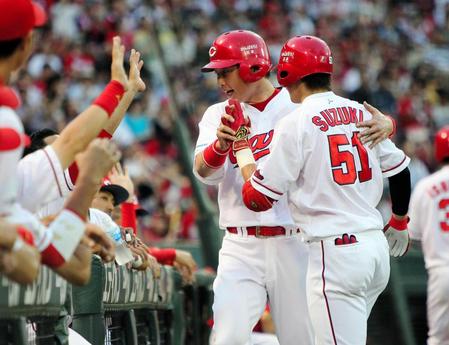 ２回、犠飛を放った広島・鈴木誠也（右）をねぎらう広島・新井貴浩＝マツダスタジアム（撮影・出月俊成）