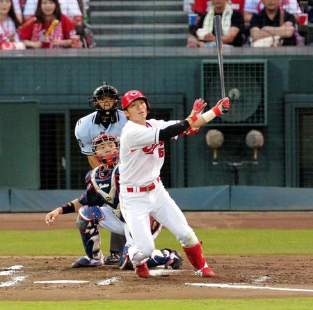 ２回、先制左犠飛を放つ鈴木＝マツダスタジアム（撮影・北村雅宏）