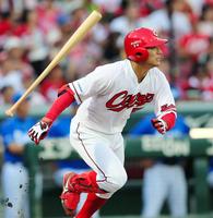 １回広島２死二塁、中前適時打を放つ広島・田中広輔＝マツダスタジアム（撮影・出月俊成）