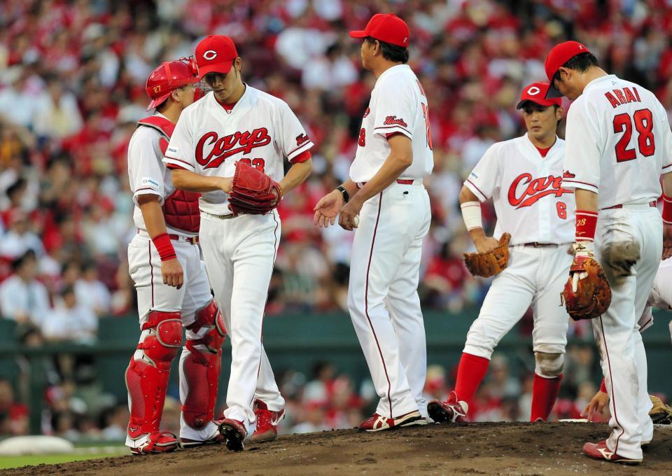 四球を連発し、２回の途中で降板する広島・薮田和樹（左から２人目）＝マツダスタジアム（撮影・出月俊成）