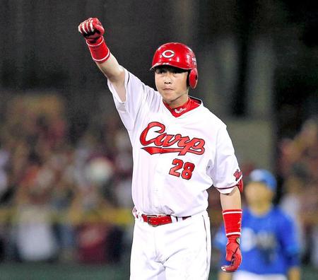 　５回、勝ち越しタイムリー二塁打を放ち、ベンチへガッツポーズを見せる新井（撮影・出月俊成）　