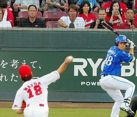 ネット裏から前田（手前）を視察するランディ・ジョンソン（前列中央）らダイヤモンドバックス首脳陣