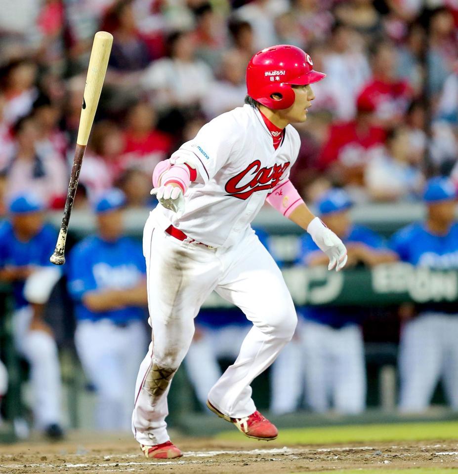 ３回、同点適時二塁打を放つ丸（撮影・出月俊成）