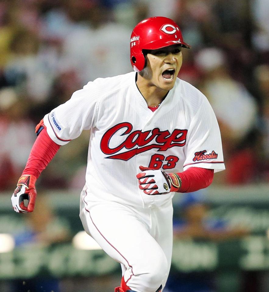 ６回、本塁打を放ち、雄たけびを上げる田中＝マツダスタジアム（撮影・出月俊成）