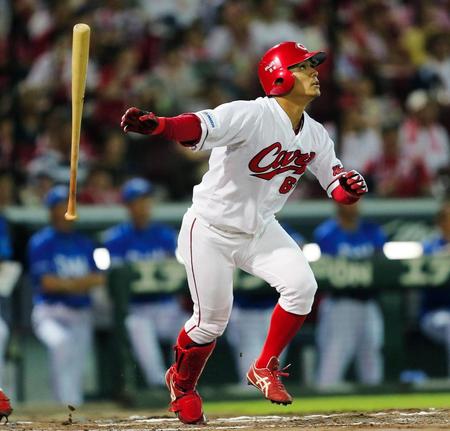 ６回、右越えにソロを放つ田中（撮影・出月俊成）