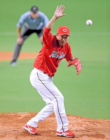 　１回、平田の打球に右手を伸ばす黒田（撮影・吉澤敬太）