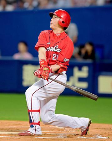 　６回、ソロを放つ新井（撮影・吉澤敬太）