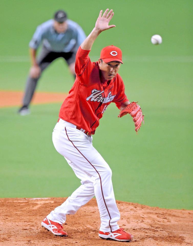 　１回、平田の打球に右手を伸ばす黒田（撮影・吉澤敬太）