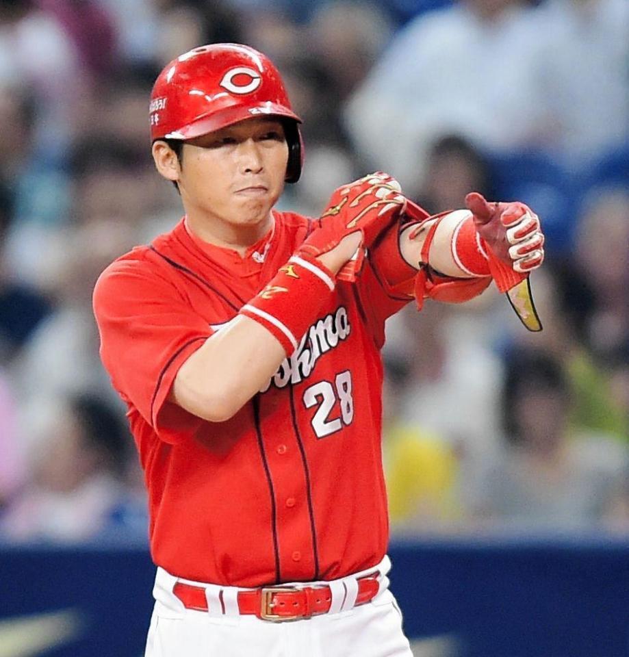６回広島２死二塁、新井貴浩は右前に適時打を放ち、一塁上でひきしまった表情を見せる＝ナゴヤドーム（撮影・吉澤敬太）