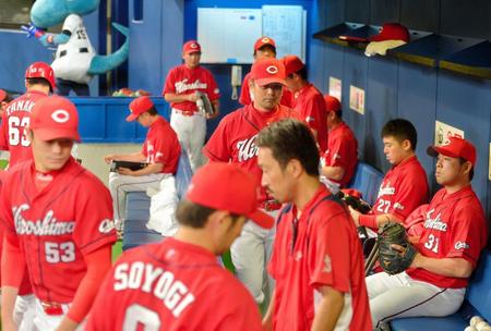 中日に３連敗を喫し、ぶぜんとした表情でベンチを後にする広島・緒方監督（中央）＝ナゴヤドーム（撮影・吉澤敬太）