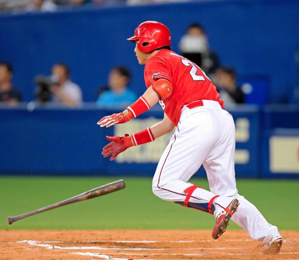 ６回、右前にタイムリーを放つ新井（撮影・吉澤敬太）