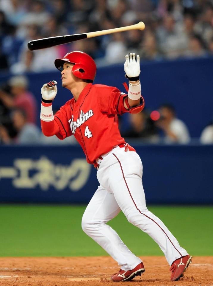 ８回広島２死一塁、小窪哲也は左越えに適時二塁打を放つ＝ナゴヤドーム（撮影・吉澤敬太）