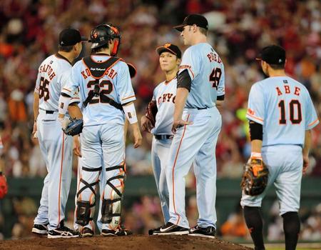 ３回、押し出しの四球を与え、降板を告げられる巨人・ポレダ（右から２人目）とじっと見つめる巨人・坂本勇人（同３人目）＝マツダスタジアム（撮影・出月俊成）