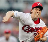 汗を飛ばして力投する広島・前田健太＝マツダスタジアム（撮影・出月俊成）