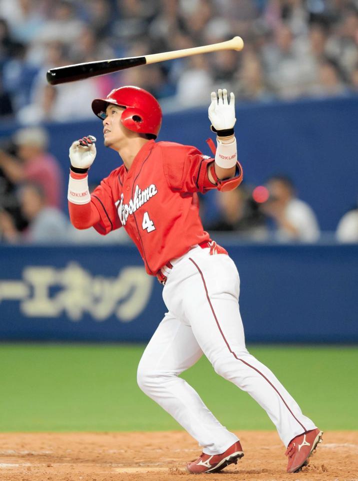 　８回、小窪は左越えに適時二塁打を放つ（撮影・吉澤敬太）