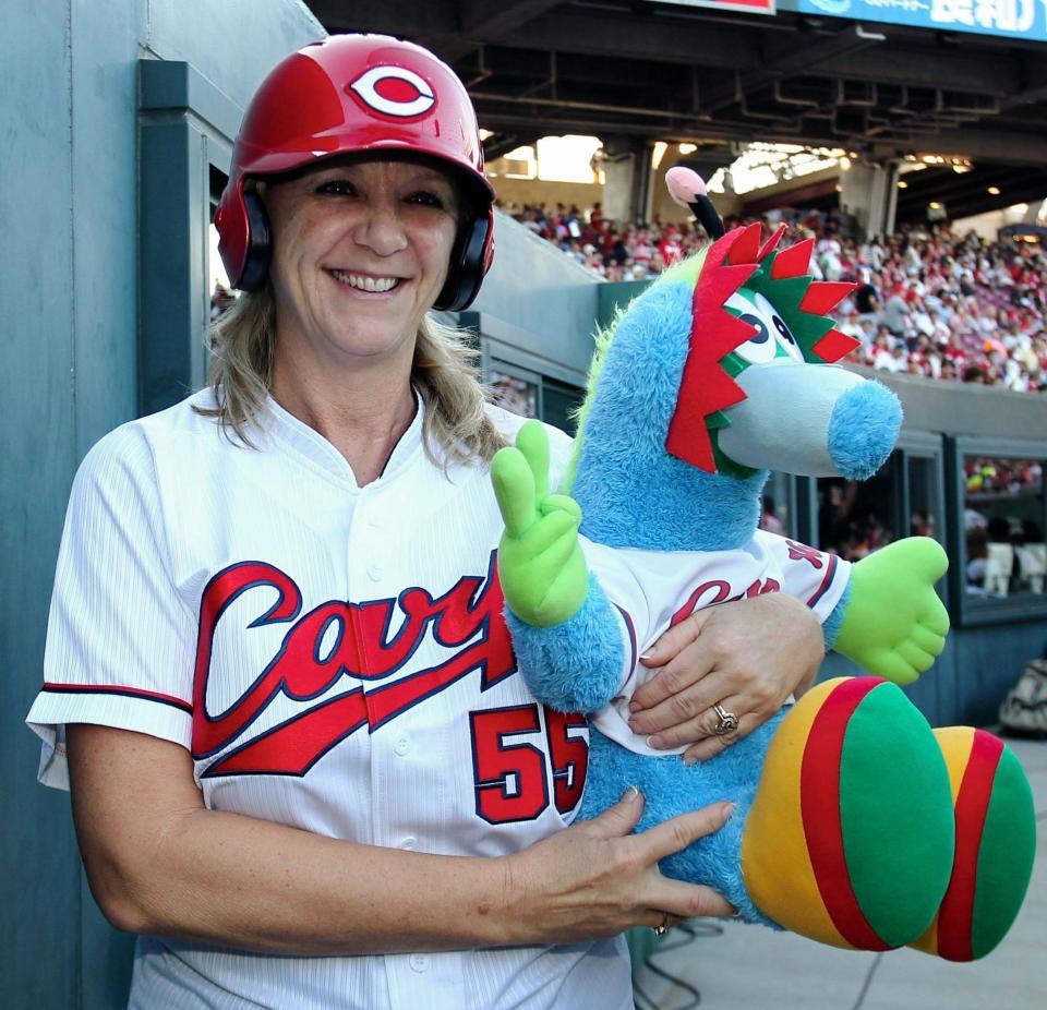 ホームランガールを務めるエルドレッドの母親は、にこやかな笑顔を見せる＝マツダスタジアム（撮影・北村雅宏）