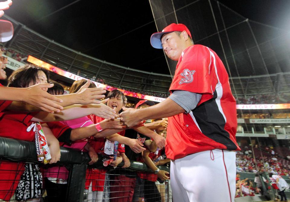 　今季８勝目を挙げ、ファンと握手する黒田（撮影・出月俊成）