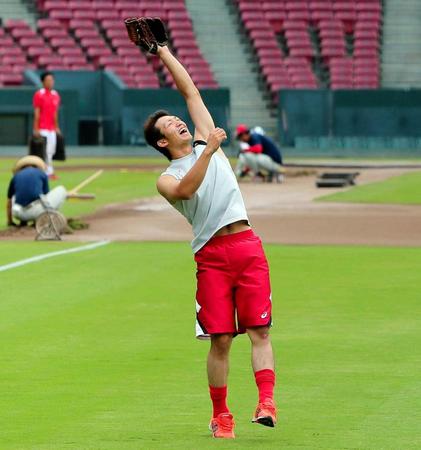 休日返上で練習する鈴木誠（撮影・出月俊成）
