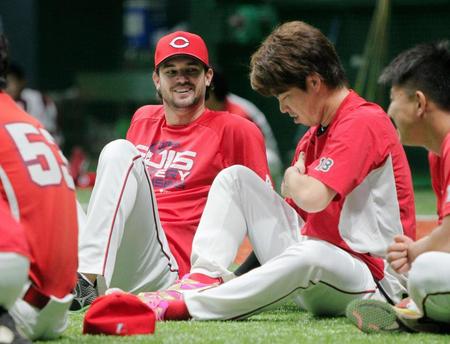 練習前に広島・前田健太らと談笑する広島　クリス・ジョンソン（左）＝マツダスタジアム（撮影・出月俊成）