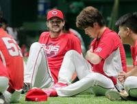 練習前に広島・前田健太らと談笑する広島　クリス・ジョンソン（左）＝マツダスタジアム（撮影・出月俊成）