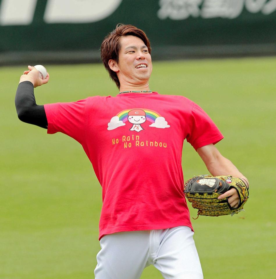 グラブと同じマークのＴシャツを着てキャッチボールする前田（撮影・出月俊成）