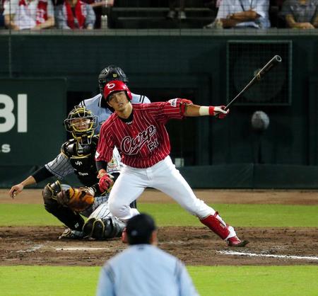 ５回広島、１死一、三塁、左前タイムリーを放つ広島・鈴木誠也＝マツダスタジアム（撮影・飯室逸平）