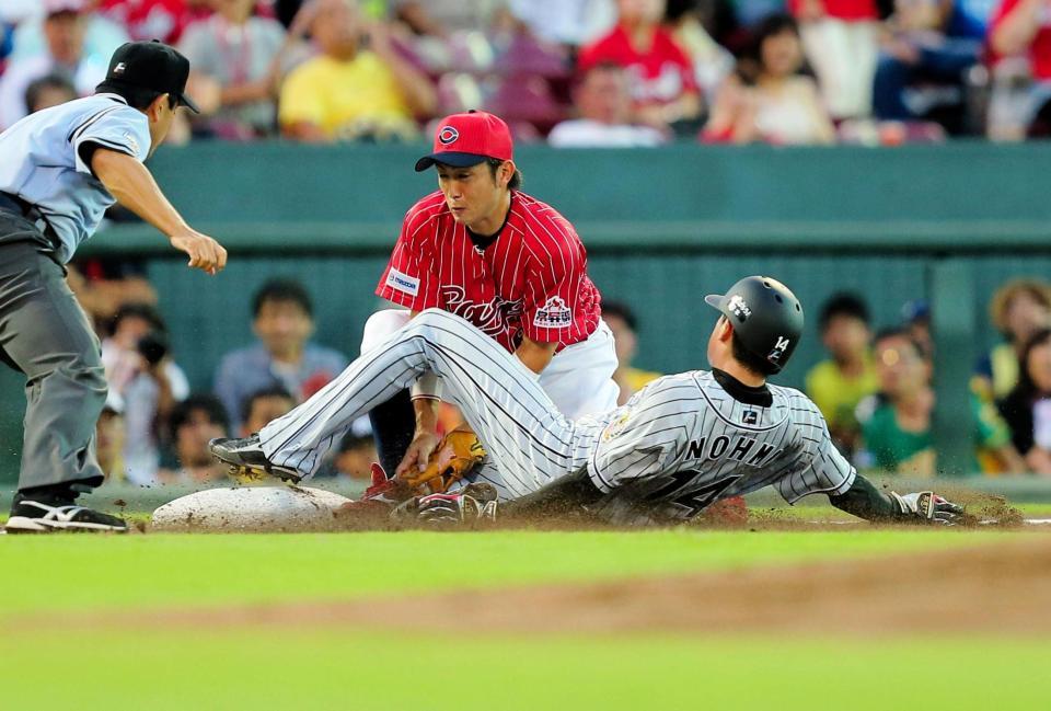 ３回阪神１死一塁、阪神・大和の右前打で阪神・能見篤史は三塁を狙うがアウトになる　野手広島・梵英心＝マツダスタジアム（撮影・出月俊成）