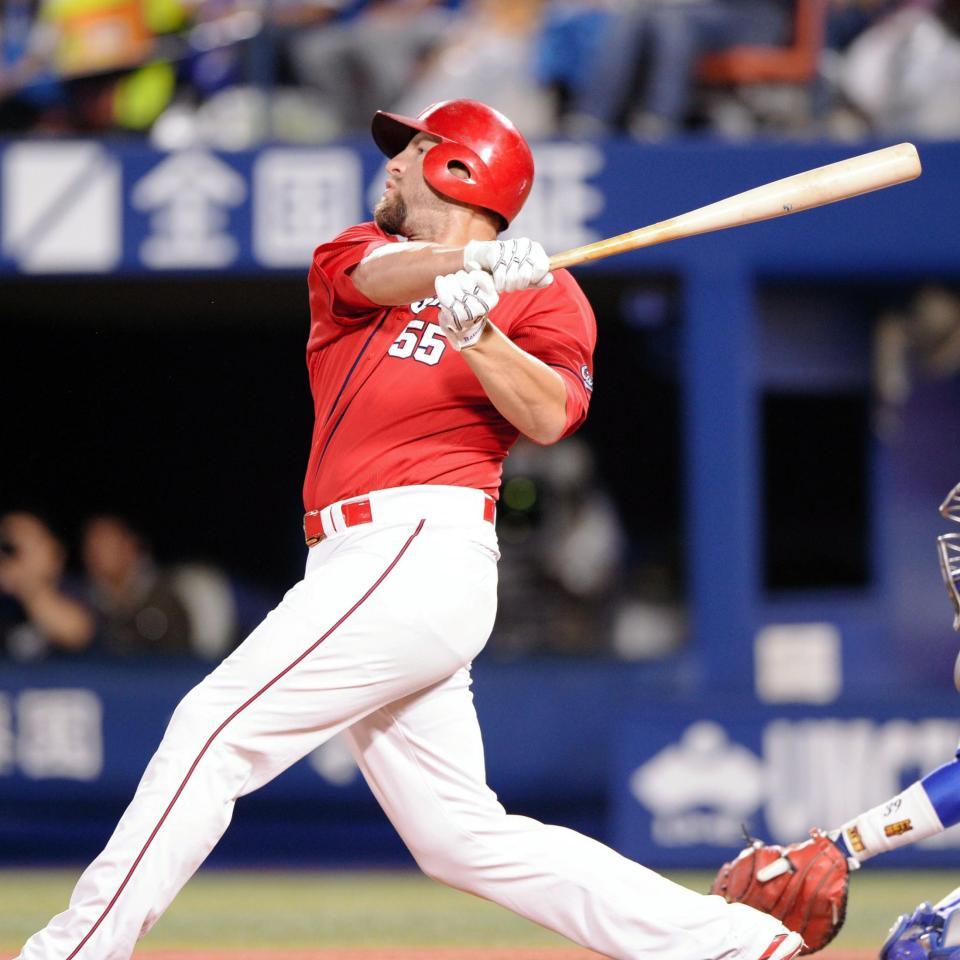 ４回広島無死一塁、左越え適時二塁打を放つエルドレッド＝横浜スタジアム（撮影・開出牧）