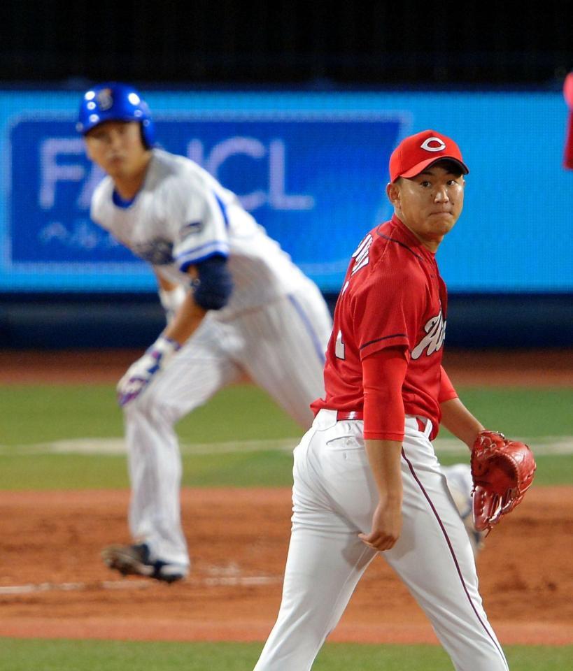 ３回ＤｅＮＡ無死、先頭打者の三嶋（奥）に中前打を打たれた広島・福井＝横浜スタジアム（撮影・堀内翔）