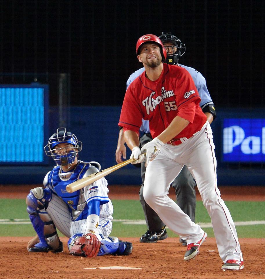 　４回、エルドレッドが適時二塁打を放つ。捕手・嶺井（撮影・堀内翔）