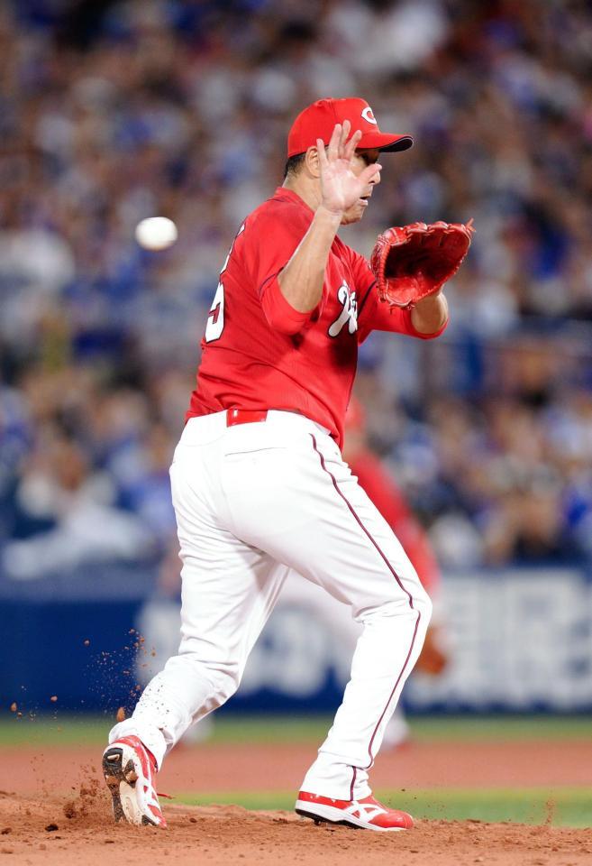 ４回、バルディリスの打球を右手に当てた黒田（撮影・開出牧）