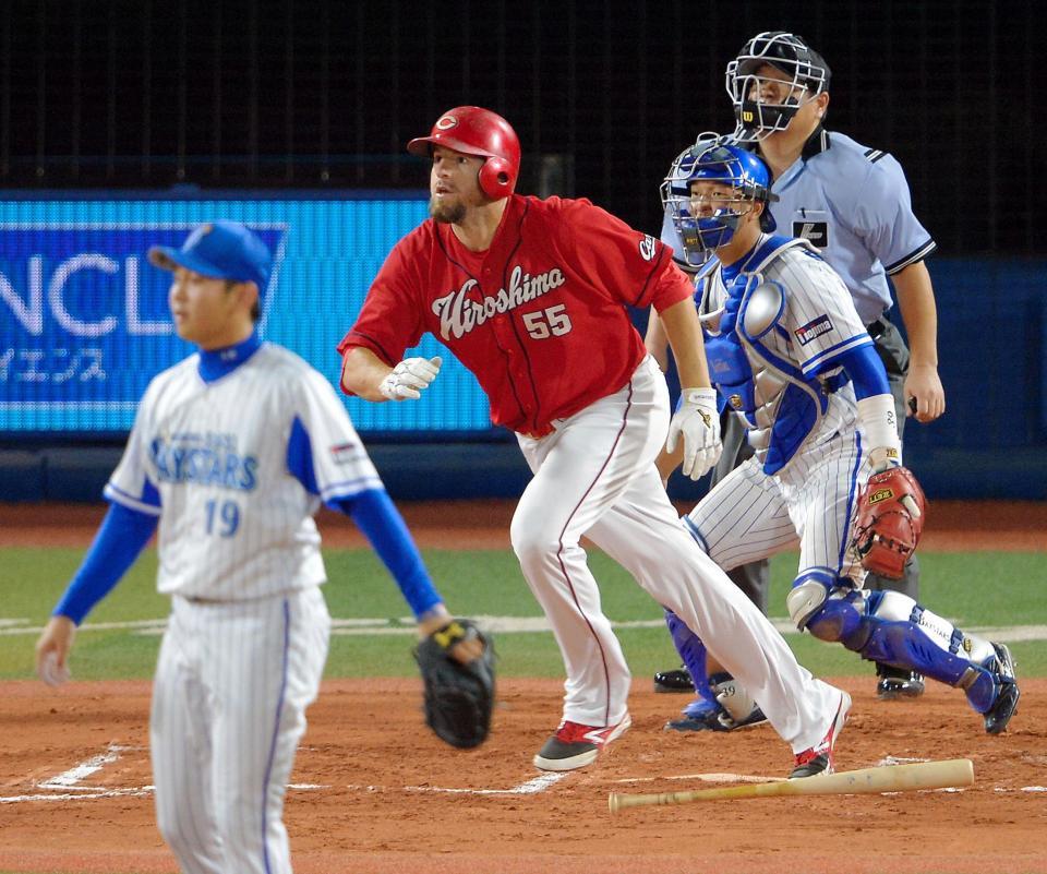 　延長１０回、エルドレッドが右前に勝ち越し適時打を放つ（投手・山崎康）＝撮影・堀内翔