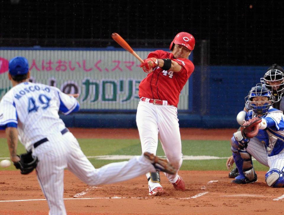 　１回、先制の２点二塁打を放つ松山（撮影・開出牧）