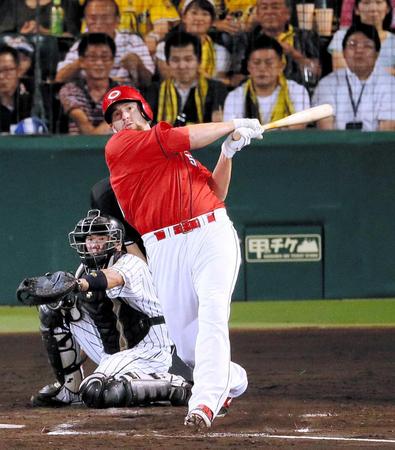 　５回、３ランを放つエルドレッド（撮影・持木克友）