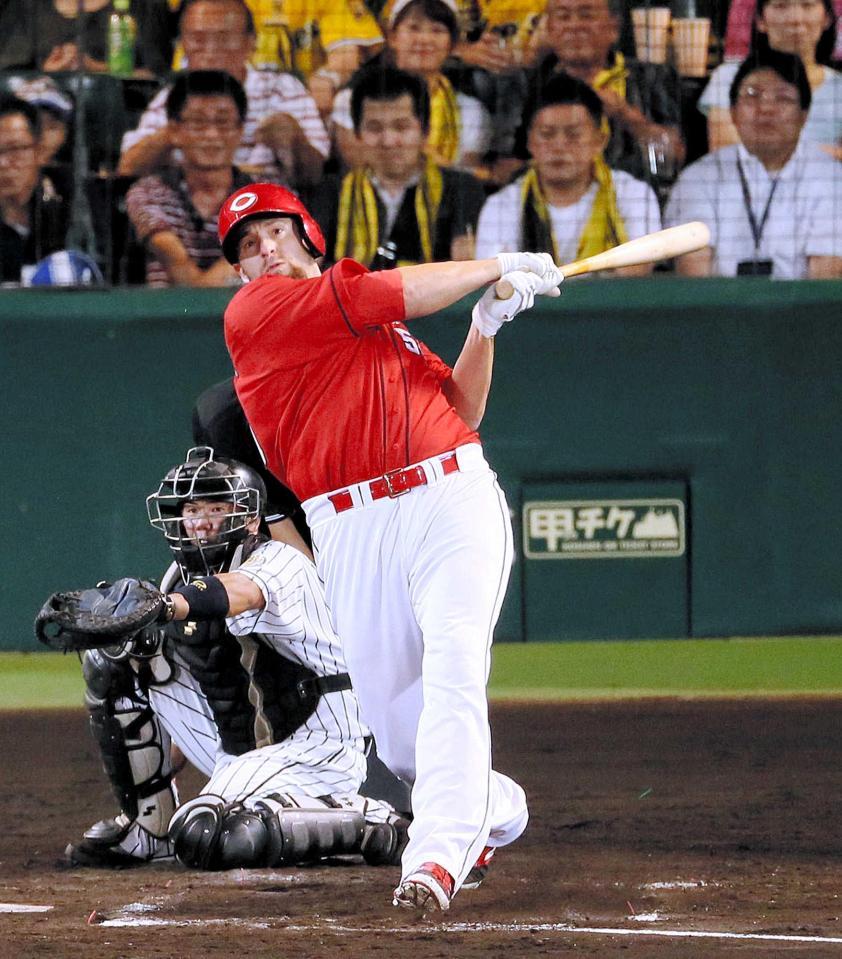 　５回、３ランを放つエルドレッド（撮影・持木克友）