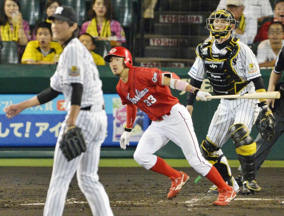 　５回広島１死一、二塁、菊池が右前に同点打を放つ。投手藤浪、捕手鶴岡＝甲子園