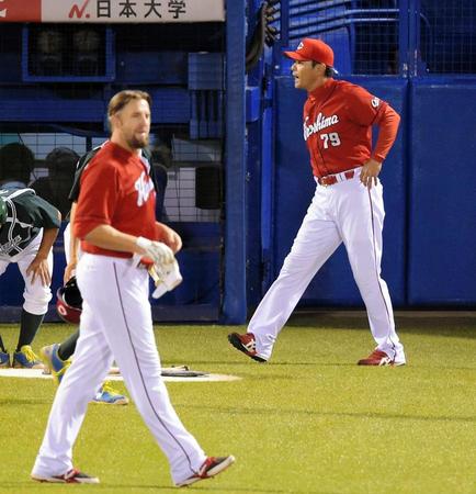 　８回、三振に倒れたエルドレッド（手前）の奥で、黒田から大瀬良への交代を告げる広島・緒方監督